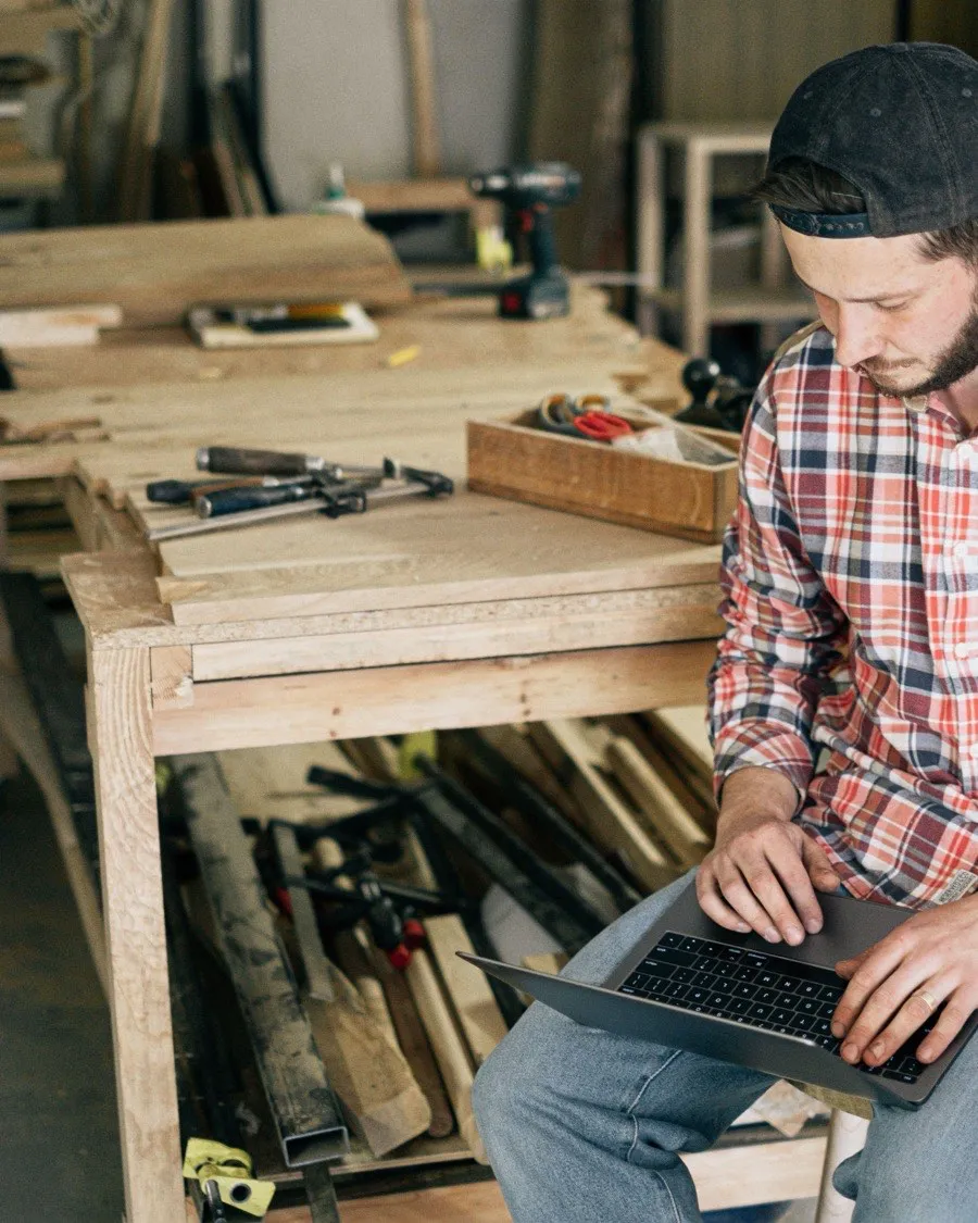 Une personne travaillant sur son ordinateur portable dans un atelier