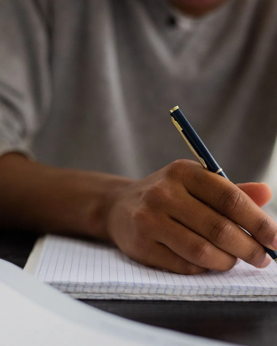 Une personne prenant des notes dans un carnet
