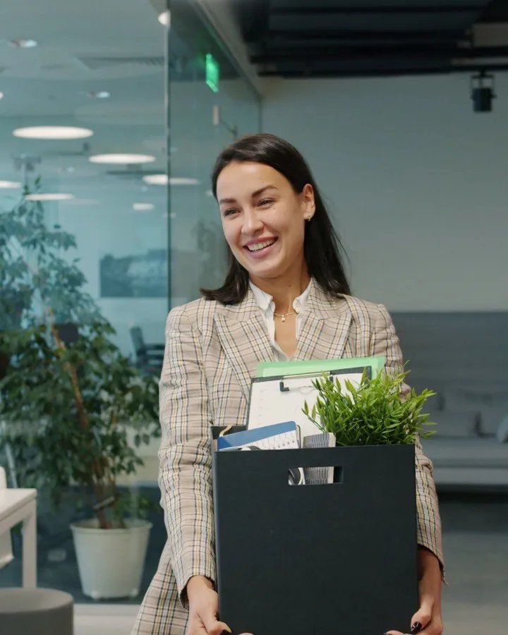 Une personne emménageant dans un nouveau bureau avec des cartons