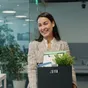 Une personne emménageant dans un nouveau bureau avec des cartons
